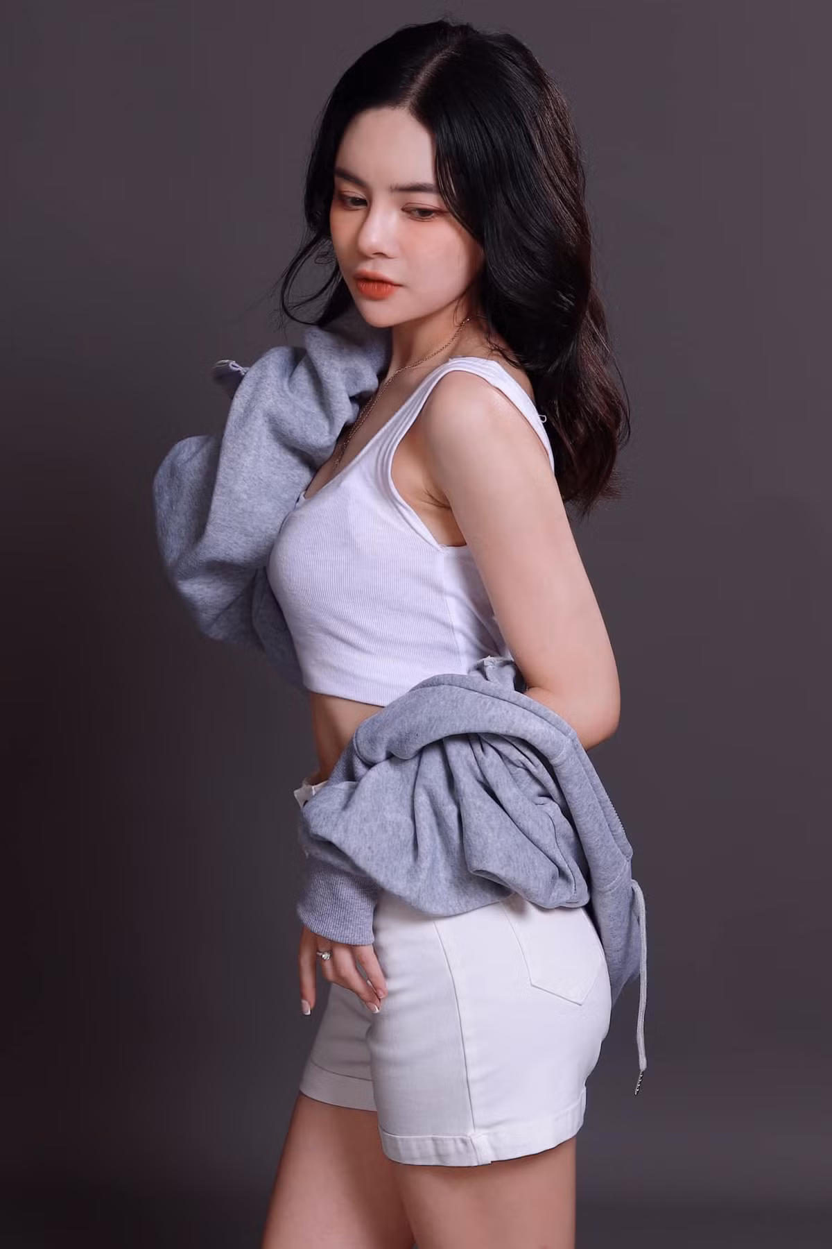 Ngoài tham gia hoạt động giáo dục, cô bạn Gen Z này cũng thử sức với công việc làm mẫu ảnh, kinh doanh… tận dụng lợi thế về nhan sắc và chiều cao.