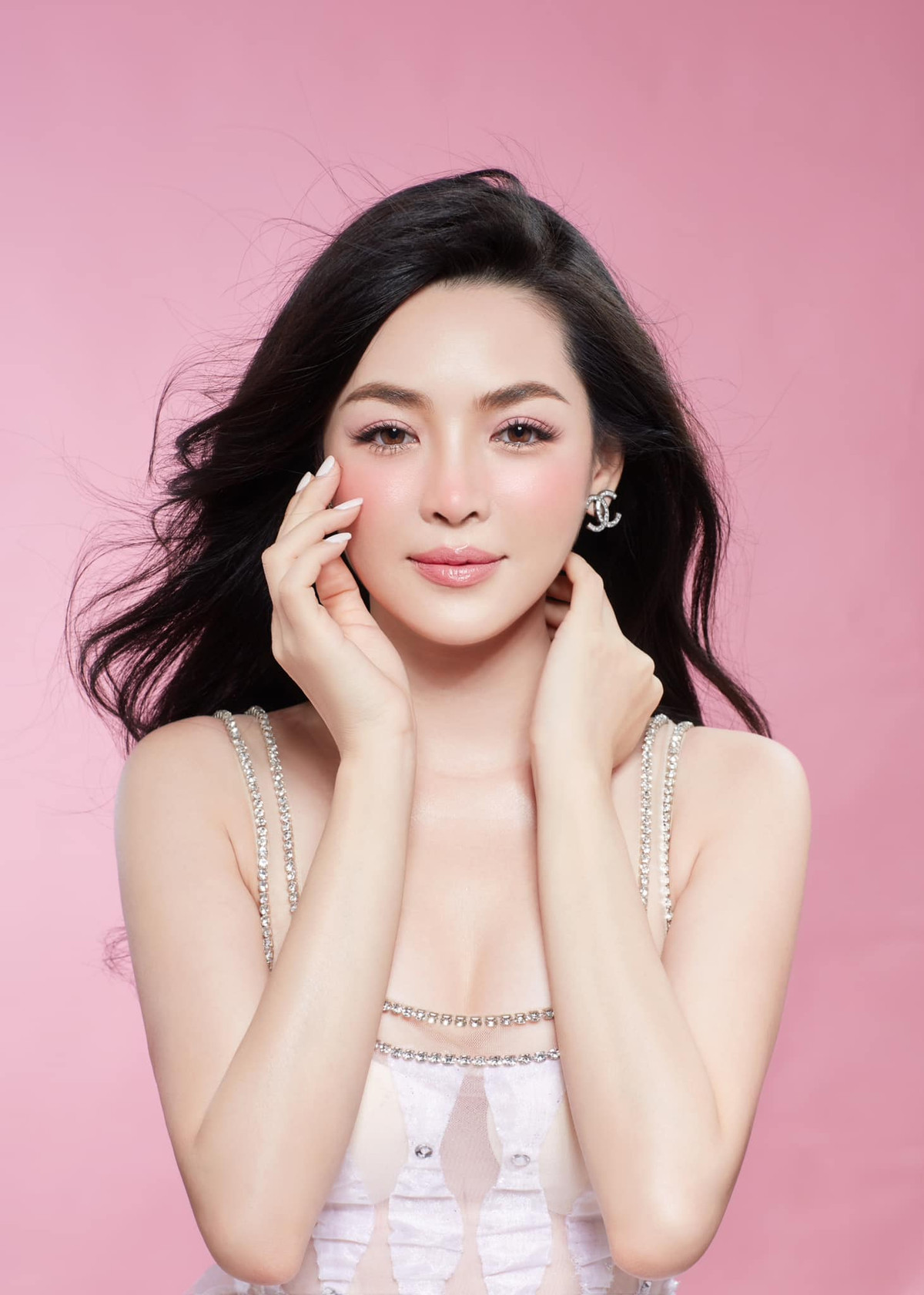 Thanh Quỳnh được xem là ca thẩm mỹ thành công nhất nhì Việt Nam khi nhan sắc thay đổi ngoạn mục sau ca phẫu thuật. Cô nàng của hiện tại sở hữu gương mặt V-line, đường nét thanh thoát.