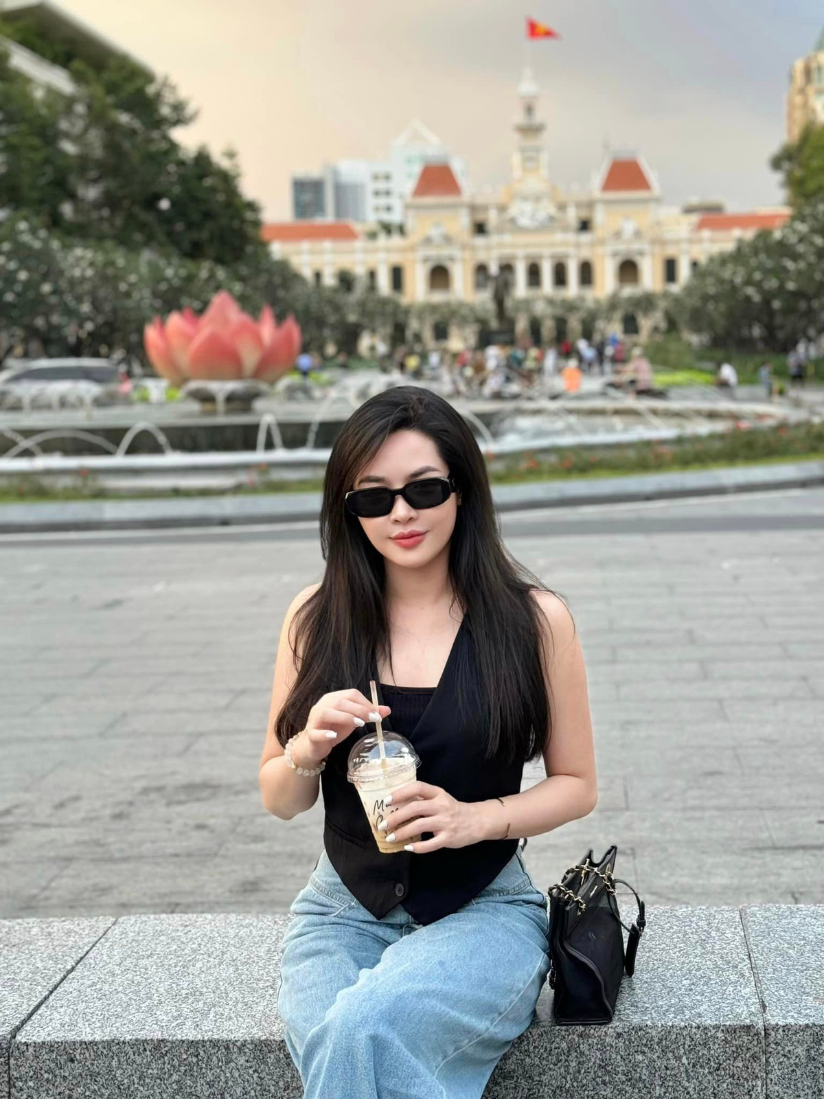 Nhan sắc thay đổi, cuộc sống của Thanh Quỳnh cũng thay đổi ngoạn mục. Cô như được tái sinh, sống một cuộc đời mới tự tin, hạnh phúc hơn.