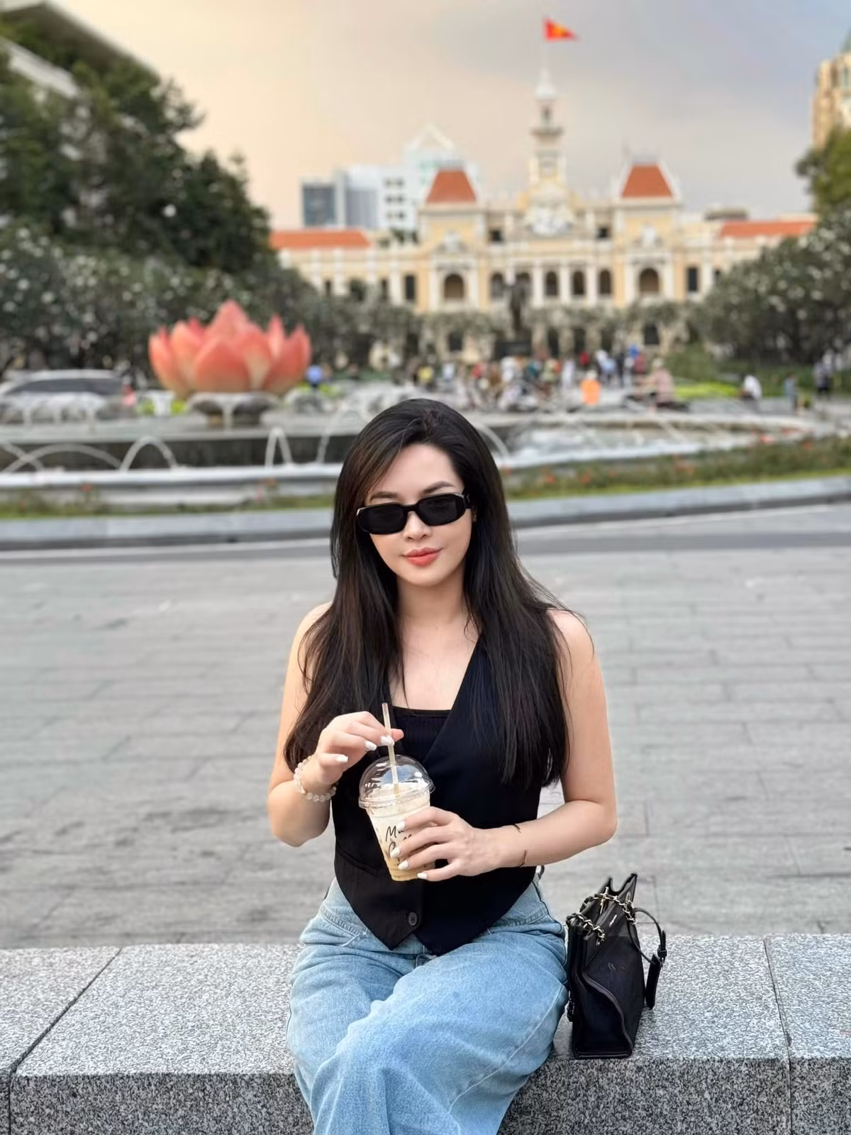 Nhan sắc thay đổi, cuộc sống của Thanh Quỳnh cũng thay đổi ngoạn mục. Cô như được tái sinh, sống một cuộc đời mới tự tin, hạnh phúc hơn.