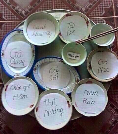 Mâm cơm khá nhiều món nhưng người ăn lại phải dùng trí tưởng tượng để thưởng thức.