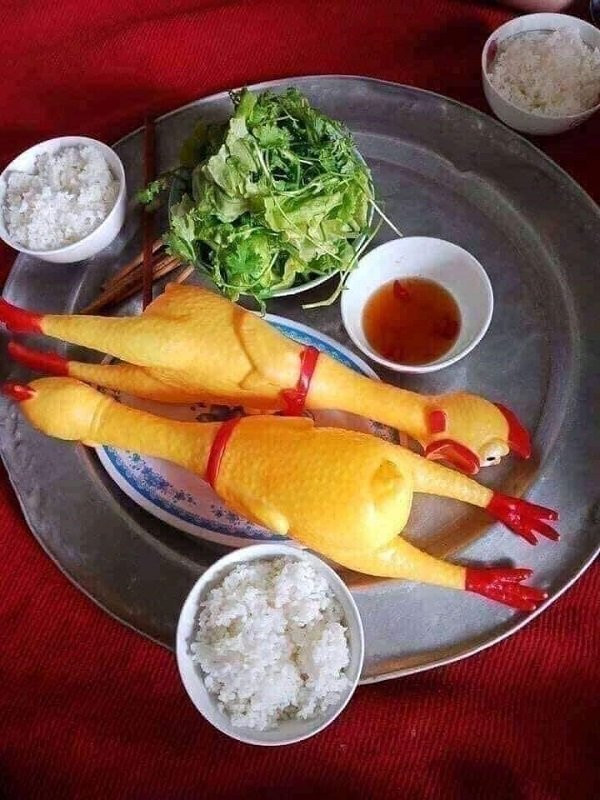 Mới đây, trên mạng có người khoe mâm cơm đầy đủ món ăn, còn bày biện tinh tế không kém nhà hàng. Bên cạnh đó, có bạn than thở "giờ cái mâm cũng chẳng còn!".