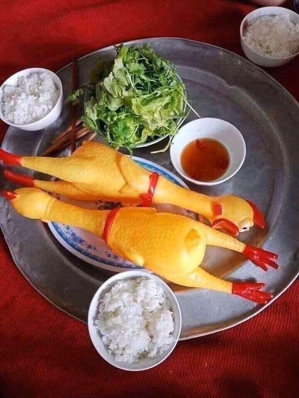 Mới đây, trên mạng có người khoe mâm cơm đầy đủ món ăn, còn bày biện tinh tế không kém nhà hàng. Bên cạnh đó, có bạn than thở "giờ cái mâm cũng chẳng còn!".