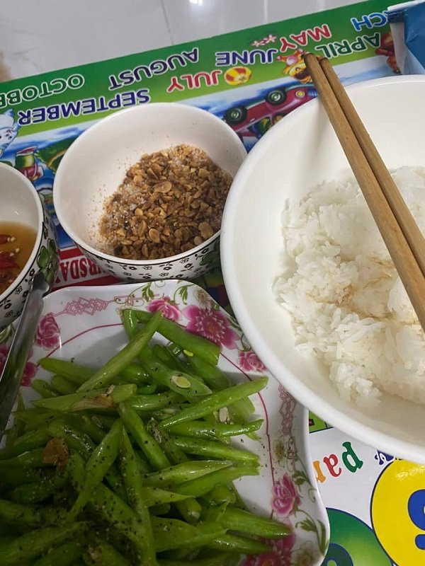 Vậy là cõi mạng rần rần khoe mâm cơm mùa dịch, mâm cơm nhà nấu thì cũng có this có that.