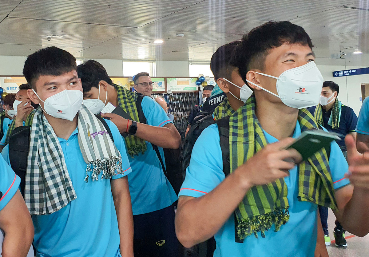 Các cầu thủ U22 Việt Nam gây ấn tượng khi đeo khăn dằn trong ngày đầu "xông đất" Campuchia. Tất cả đều rất hào hứng, sẵn sàng bước vào chiến dịch SEA Games 32.