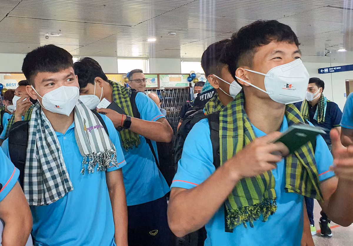Các cầu thủ U22 Việt Nam gây ấn tượng khi đeo khăn dằn trong ngày đầu "xông đất" Campuchia. Tất cả đều rất hào hứng, sẵn sàng bước vào chiến dịch SEA Games 32.