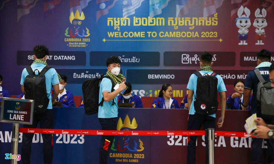 Theo thông báo mới nhất từ BTC môn bóng đá nam SEA Games 32, 3 buổi tập đầu tiên của U22 Việt Nam diễn ra trên sân cỏ tự nhiên thuộc khu tổ hợp thể thao của Viện Giáo dục thể chất và thể thao (NIPES), cách trung tâm Phnom Penh khoảng 10km. Ảnh: Zing