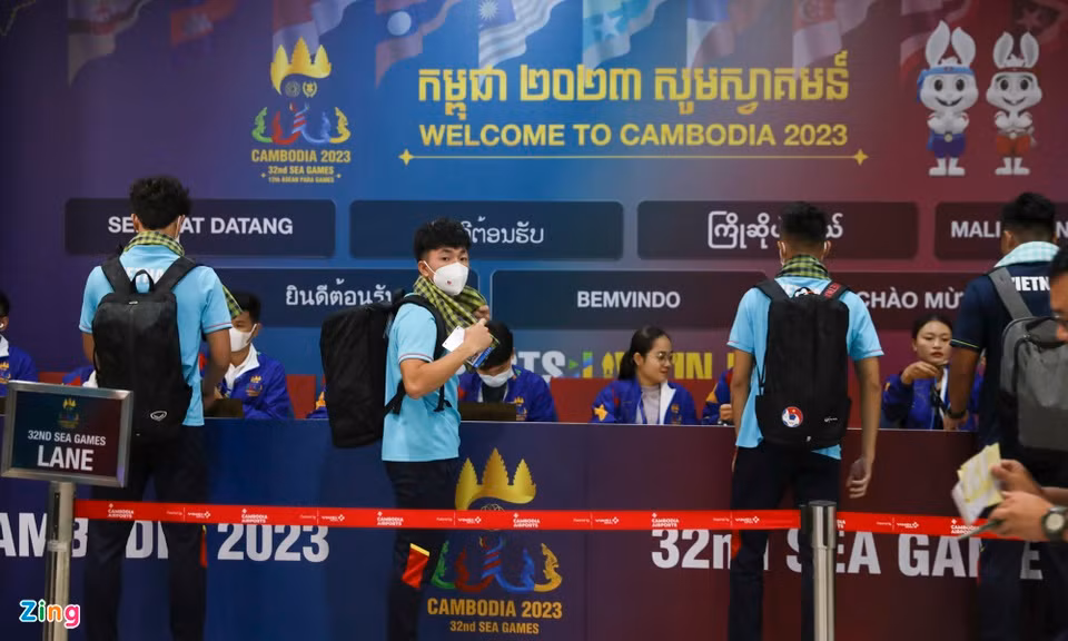Theo thông báo mới nhất từ BTC môn bóng đá nam SEA Games 32, 3 buổi tập đầu tiên của U22 Việt Nam diễn ra trên sân cỏ tự nhiên thuộc khu tổ hợp thể thao của Viện Giáo dục thể chất và thể thao (NIPES), cách trung tâm Phnom Penh khoảng 10km. Ảnh: Zing