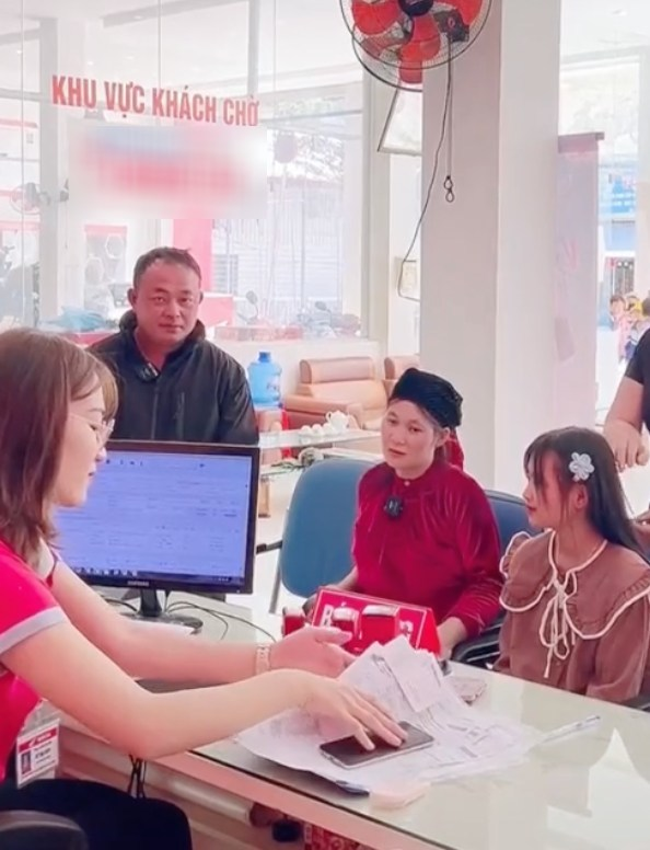 Khi nhìn thấy ống kính máy quay, chị có vẻ khá ngượng ngùng. Song, dù không thể hiện nhiều cảm xúc cũng như không trang điểm nhưng nhan sắc của mẹ Phúng Phính Hà Giang cũng không hề bị lu mờ.