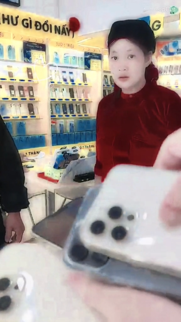 Không ngoài dự đoán, nhan sắc của bố mẹ bé Phúng Phính Hà Giang, đặc biệt là mẹ em đã khiến không ít người phải xuýt xoa bởi vẻ đẹp tự nhiên và thùy mị chuẩn người con gái vùng cao.