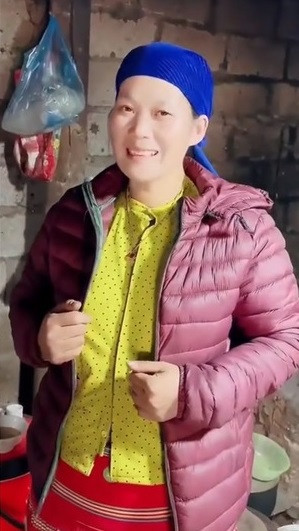 Mới đây, sau gần 1 tháng xuống thành phố nhận việc, Phúng Phính Hà Giang đã quay trở về quê. Cũng trong lần này, bố mẹ cô bé đã có nhiều cơ hội xuất hiện trước máy quay hơn.