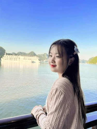 Dù cuộc sống trên vùng cao gặp nhiều khó khăn, thiếu thốn thì cô vẫn giữ được vẻ đằm thắm, không hề bị giấu vết thời gian làm phai mờ đi nhan sắc.