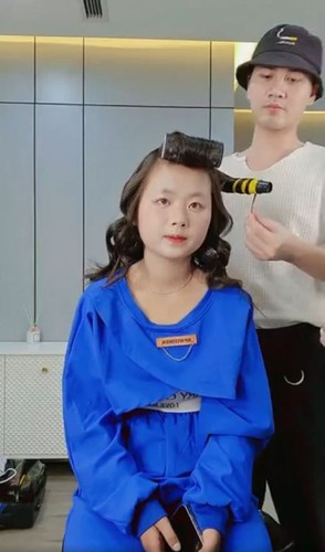 Mẹ Phúng Phính được cho là một người khá khó tính khi nhìn thấy cảnh này cũng phải mỉm cười tự hào vì nay con gái đã trưởng thành, có thể báo hiếu cha mẹ.