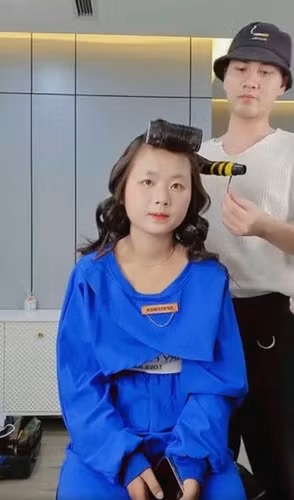 Mẹ Phúng Phính được cho là một người khá khó tính khi nhìn thấy cảnh này cũng phải mỉm cười tự hào vì nay con gái đã trưởng thành, có thể báo hiếu cha mẹ.