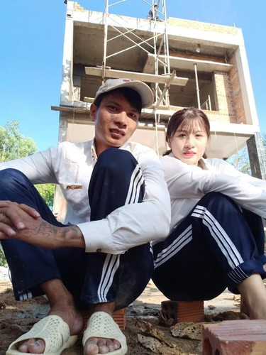 Lộc Fuho nổi lên như một hiện tượng mạng vào năm 2017. Từ chàng trai nghèo làm nghề phụ hồ, cuộc sống của "thầy" Lộc rẽ sang trang mới khi làm YouTube, livestream hướng dẫn làm phụ hồ.