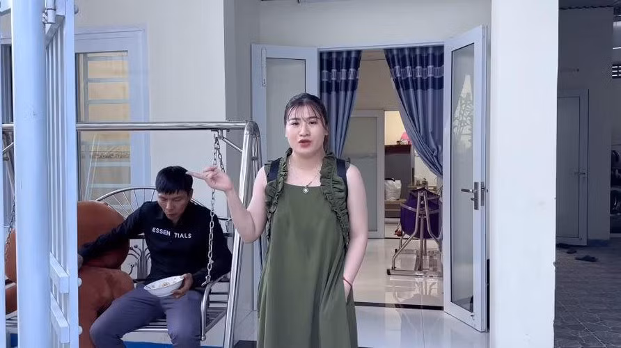 Tuy nhiên, vào giữa tháng 7, Lộc Fuho xót xa chụp ảnh ngồi bên nấm mộ nhỏ xíu của con. Nhiều người đã động viên anh và vợ, chúc họ mau vượt qua nỗi đau khôn nguôi này.