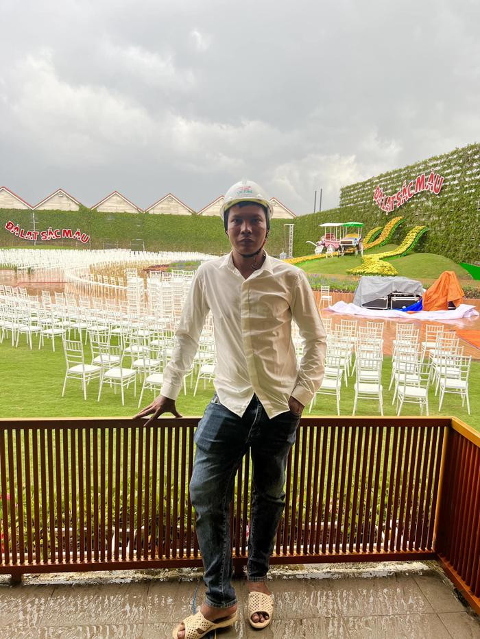 Để vợ có sức khỏe, Lộc Fuho động viên vợ cố gắng ăn uống, qua những hình ảnh anh chia sẻ, anh đang bón từng thìa cháo trắng cho vợ.