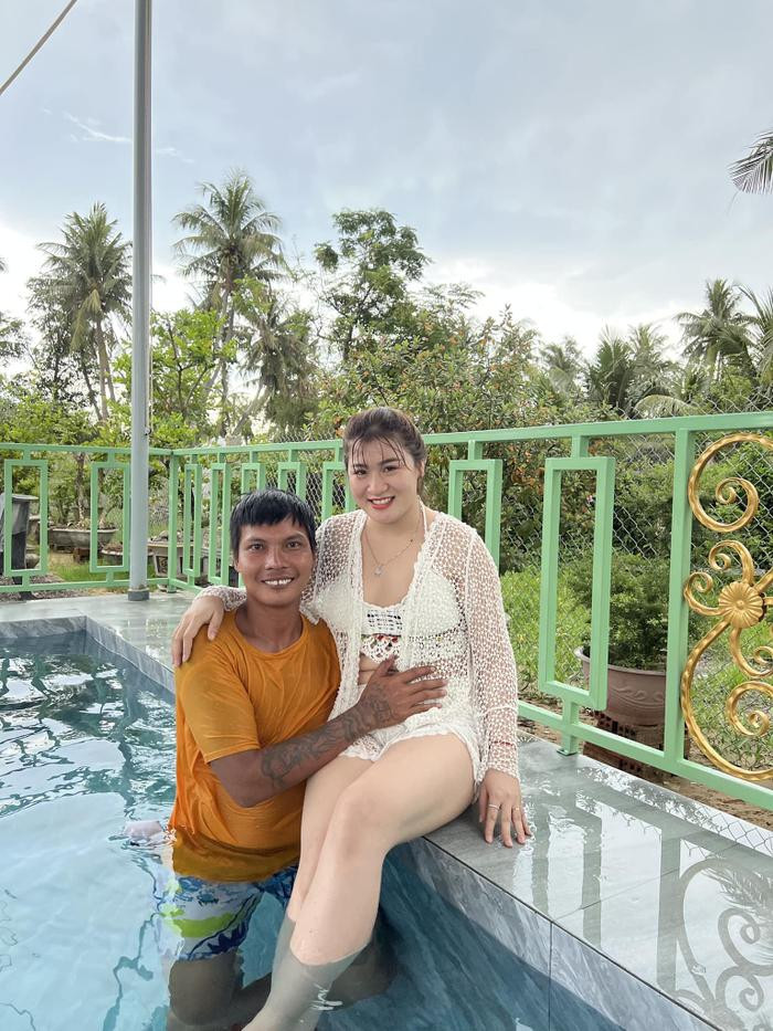 Về phần Kim Thuỷ, sau khi xuất viện, cô vẫn không ăn uống được gì, gương mặt vẫn lộ rõ sự đau đớn, mệt mỏi.