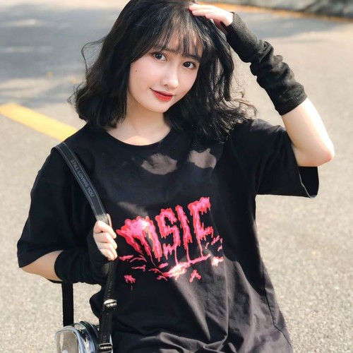 Sau khi clip "team qua đường" quay lại Khánh Huyền được đăng tải, dân mạng thi nhau nhận xét nhan sắc của người đẹp 2k4 dù được quay bằng camera thường vẫn không khác trên mạng là bao. Tuy nhiên thái độ của hot TikToker 2k4 sau khi vừa quay xong bỗng thay đổi 360 độ khiến người xem choáng váng.