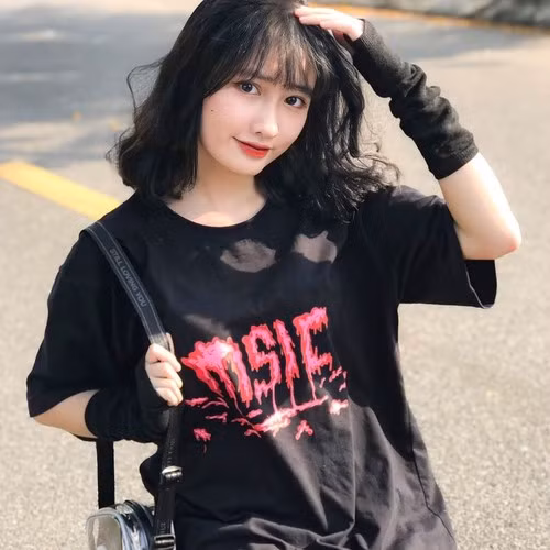 Sau khi clip "team qua đường" quay lại Khánh Huyền được đăng tải, dân mạng thi nhau nhận xét nhan sắc của người đẹp 2k4 dù được quay bằng camera thường vẫn không khác trên mạng là bao. Tuy nhiên thái độ của hot TikToker 2k4 sau khi vừa quay xong bỗng thay đổi 360 độ khiến người xem choáng váng.