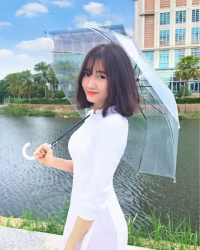 Trên nền tảng này, Khánh Huyền có hơn 7,7 triệu người theo dõi, hơn 150 triệu lượt thích - một con số ấn tượng, vượt xa nhiều ngôi sao Vbiz. Trong khi đó, trang cá nhân của cô có gần 1 triệu người theo dõi.