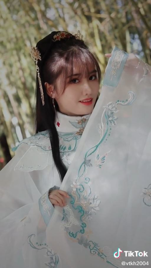 Xuất hiện trong clip là hình ảnh một Vũ Thị Khánh Huyền khác với thường ngày khi diện trang phục xưa của Trung Quốc cùng lối trang điểm, tạo kiểu tóc khá giống với những phi tần, mỹ nữ xưa trong hoàng cung.