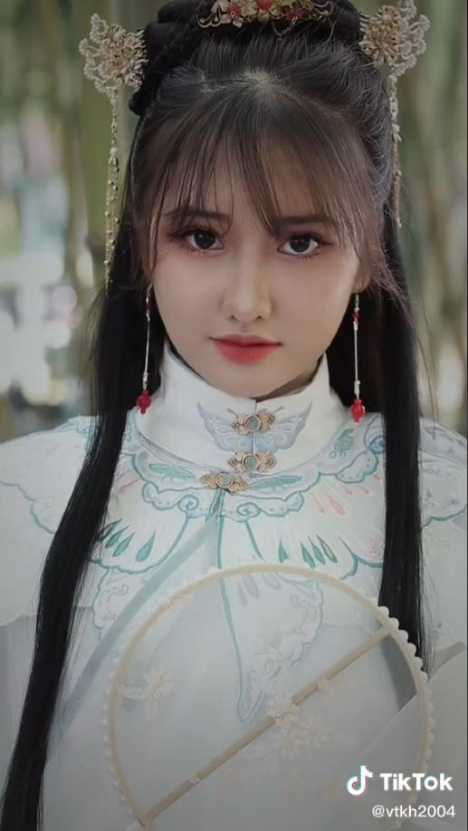 Bỏ ngoài tai những ý kiến trái chiều. Mới đây, hot girl TikTok bất ngờ đăng tải hình ảnh hóa mỹ nhân cổ trang như muốn giữ chân những fan của Trung Quốc mới biết đến cô thông qua tờ báo HK01.
