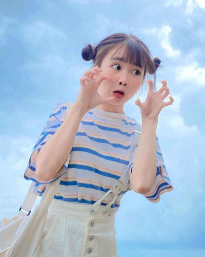 Không chỉ sở hữu ngoại hình xinh đẹp, Khánh Huyền còn gây chú ý với những vũ đạo gợi cảm, chuyên nghiệp và phong cách thời trang ấn tượng.