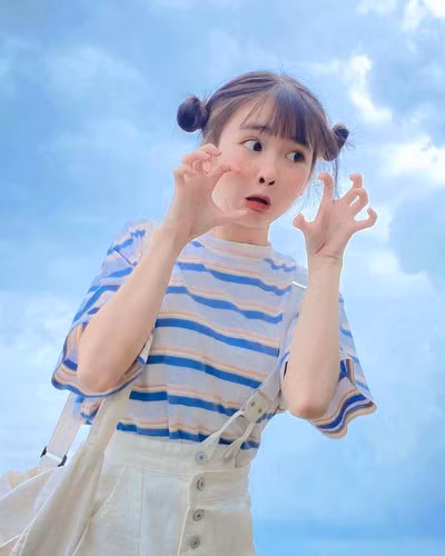 Không chỉ sở hữu ngoại hình xinh đẹp, Khánh Huyền còn gây chú ý với những vũ đạo gợi cảm, chuyên nghiệp và phong cách thời trang ấn tượng.