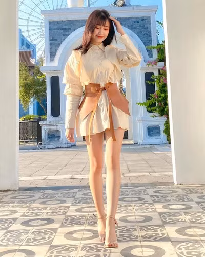 Cách đây chưa lâu, Vũ Thị Khánh Huyền từng bị "team qua đường" quay lén khi cô nàng đang thực hiện các động tác vũ đạo trong một clip. Ngay sau đó, đoạn clip quay lén đã trở nên viral trên mạng xã hội.