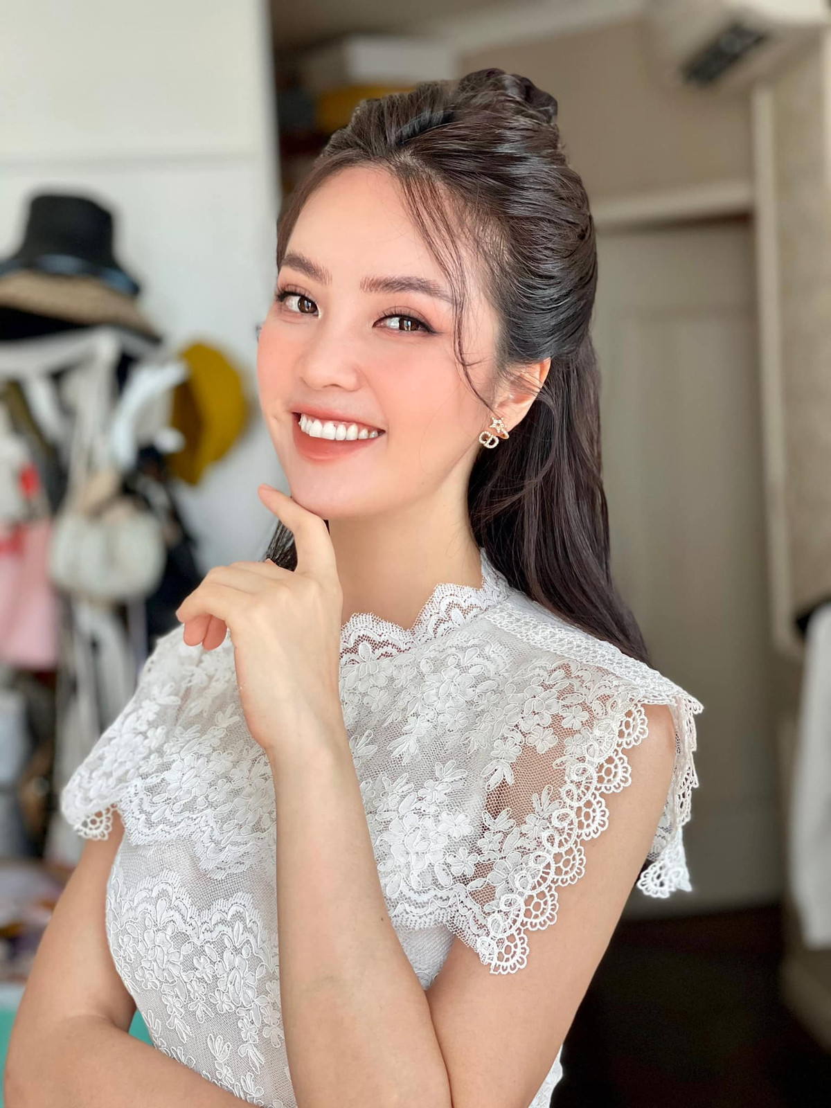 Chia sẻ về quãng thời gian học Thạc sĩ MBA, Á hậu Việt Nam 2018 cho biết, hai năm là một hành trình dài với hàng chục môn học. Do công việc của cô rất bận rộn nên để thu xếp thời gian đi học 3 buổi/tuần là cả một thử thách.