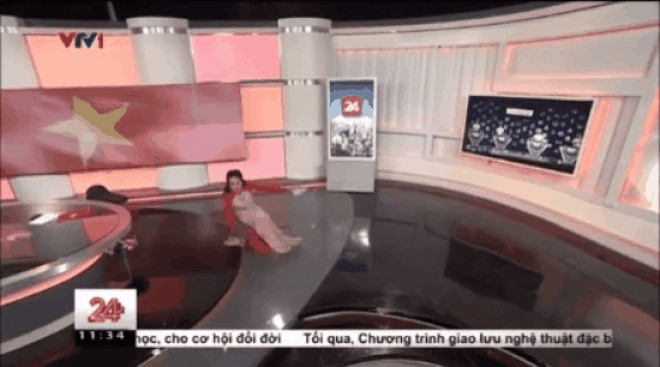 Tuy nhiên ít ai biết, BTV Thụy Vân từng gặp phải sự cố "nhớ đời" khi đột nhiên vấp ngã trong lúc di chuyển xuống bậc thang sân khấu.