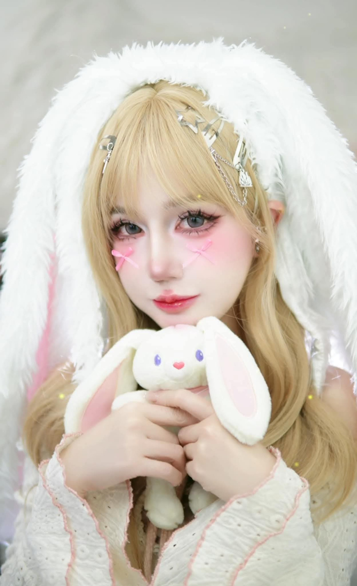 Bởi mức độ quá “nóng bỏng” và không phù hợp với nhiều fan nhỏ tuổi, có người tỏ ý không hài lòng với bài đăng của Thiên Thy.