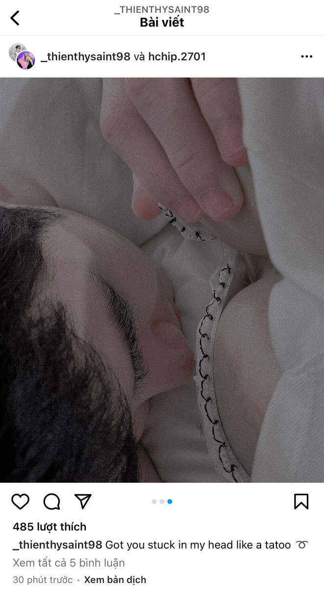 Cụ thể trong bức ảnh, Phan Hoàng Thiên Thy ăn mặc đồ ngủ khoe da thịt, mỏng dính và không ngại ngần khóa môi với bạn trai.