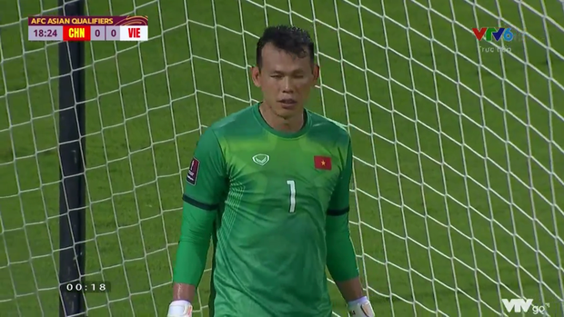  Đội tuyển Việt Nam tưởng như có một điểm trong cuộc đối đầu với Trung Quốc, nhưng sai lầm của hàng phòng ngự đã khiến đoàn quân của HLV Park Hang Seo phải trả giá bằng trận thua 2-3 ở những phút bù giờ.
