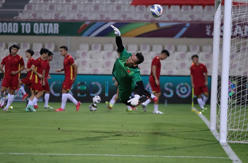 Ngay sau khi trận đấu kết thúc, nhiều người hâm mộ quá khích đã tràn vào trang cá nhân của Bùi Tấn Trường và tấn công "ông chú thủ môn".