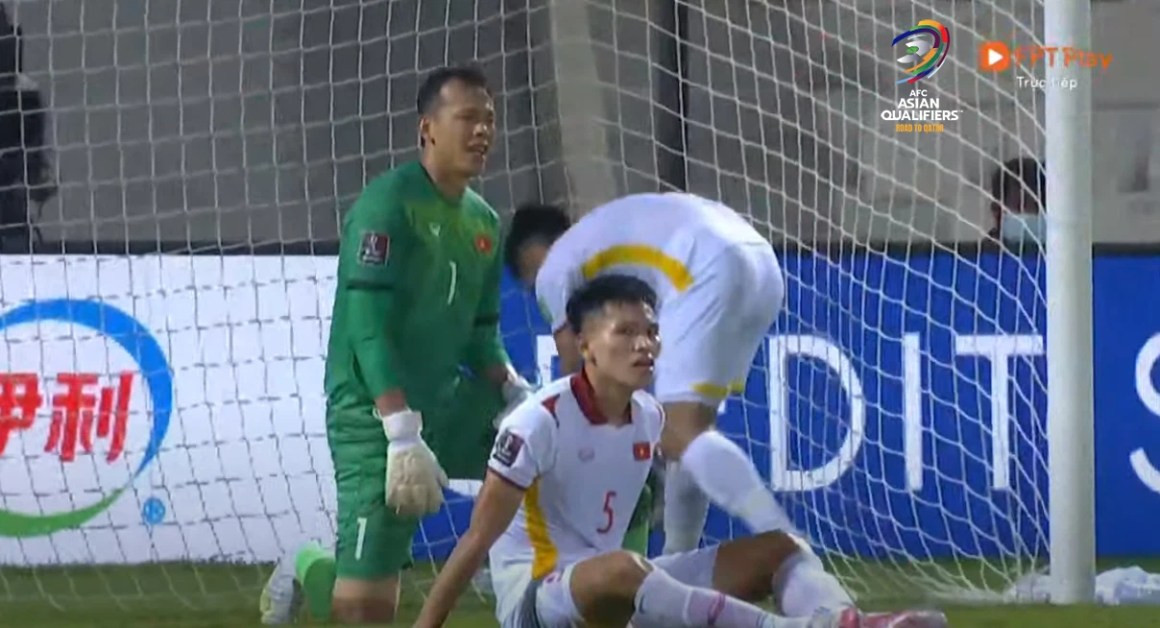 Bên cạnh đó, nhiều cổ động viên cũng để lại bình luận gay gắt chỉ trích cách dùng người của HLV Park Hang Seo. Đặc biệt là khi ông quyết định thay một cầu thủ trẻ như Thanh Bình vào sân, trong khi vẫn có những trung vệ tốt như Thành Chung hay Việt Anh nhưng lại không sử dụng.