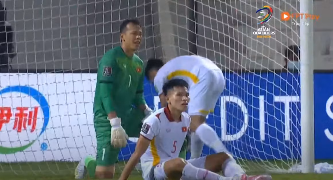 Bên cạnh đó, nhiều cổ động viên cũng để lại bình luận gay gắt chỉ trích cách dùng người của HLV Park Hang Seo. Đặc biệt là khi ông quyết định thay một cầu thủ trẻ như Thanh Bình vào sân, trong khi vẫn có những trung vệ tốt như Thành Chung hay Việt Anh nhưng lại không sử dụng.