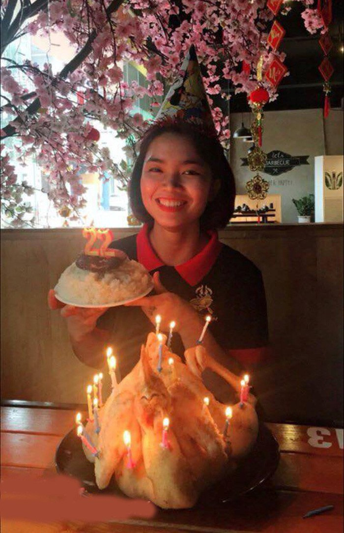 Ngoài ra, bạn bè sẽ tụ tập nhau vì Tết chứ chẳng phải vì sinh nhật bạn, là ngày sinh nhật của bạn bỗng trở nên bình thường vô cùng bởi ngày này ai mà chẳng ăn uống linh đình, kiểu như không phải ngày sinh nhật thì mọi thứ vẫn diễn ra y hệt như vậy đó thôi.