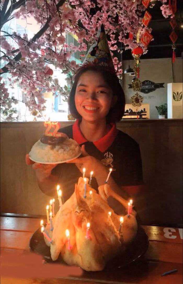 Ngoài ra, bạn bè sẽ tụ tập nhau vì Tết chứ chẳng phải vì sinh nhật bạn, là ngày sinh nhật của bạn bỗng trở nên bình thường vô cùng bởi ngày này ai mà chẳng ăn uống linh đình, kiểu như không phải ngày sinh nhật thì mọi thứ vẫn diễn ra y hệt như vậy đó thôi.