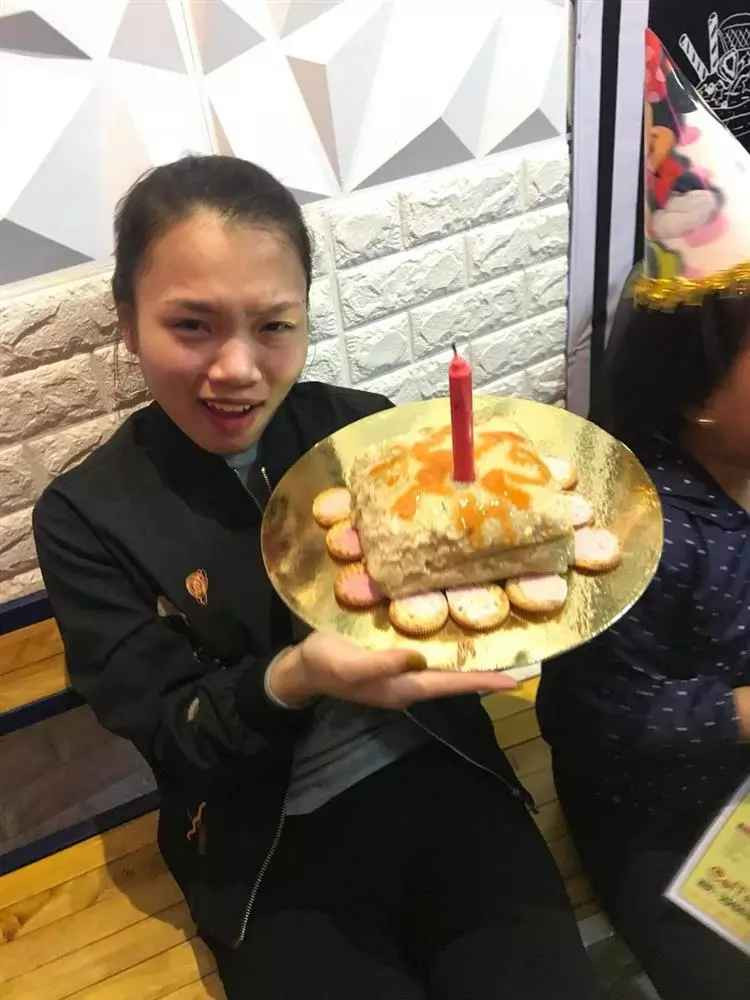 Hình ảnh những sinh nhật trùng Tết thay vì bánh gato bằng bánh chưng được chia sẻ chóng mặt trên mọi nền tảng mạng xã hội