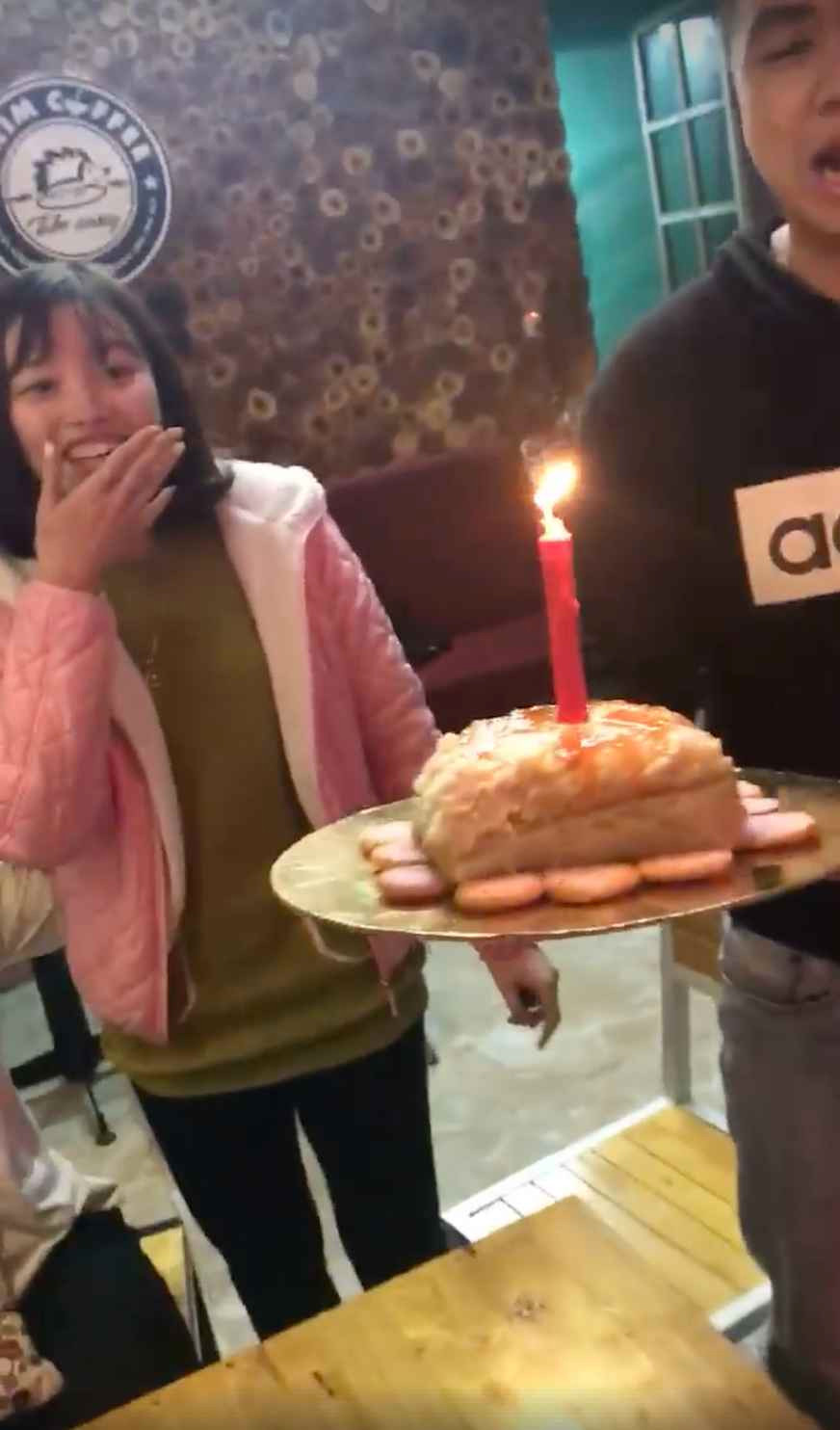 Phía dưới bài đăng, dân mạng thi nhau để lại bình luận chia sẻ cảm xúc có sinh nhật mà như không.