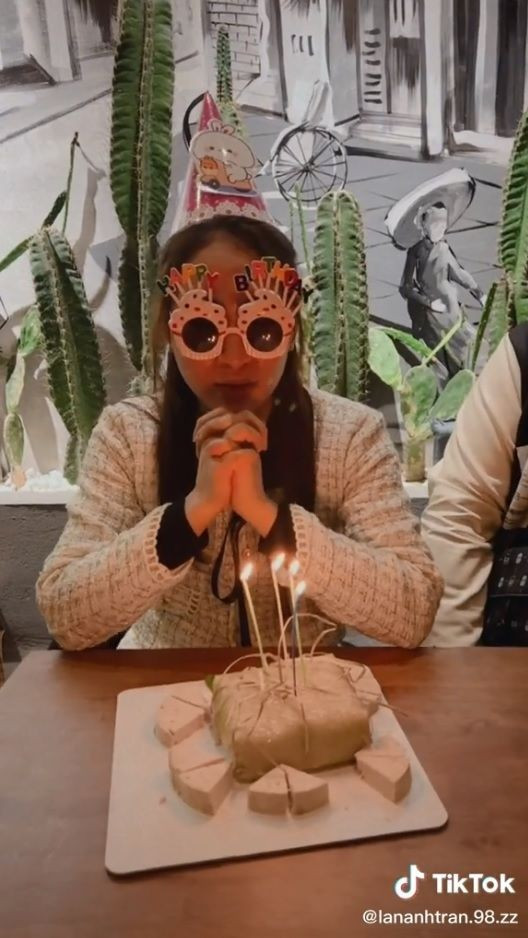 Nhiều người cho rằng sinh nhật vào Tết nên cảm thấy may mắn mới đúng vì chẳng dễ gì ngày thường lại tụ tập được bè bạn như vậy.