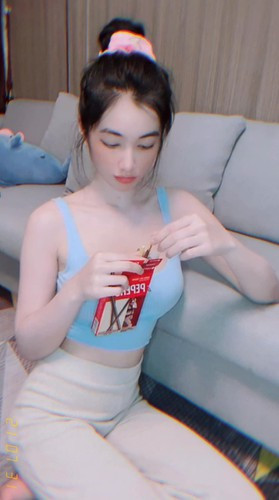 Top 15 Hoa Hậu Việt Nam 2020 luôn update các hình ảnh selfie với những pose dáng khác nhau khiến ai xem cũng phải chú ý.