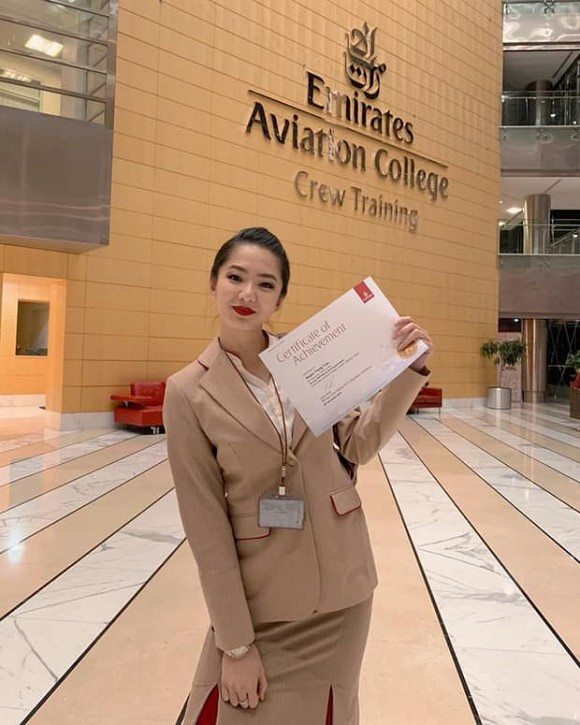 Loạt hình ảnh lấp lánh của nữ tiếp viên hàng không Emirates như đang phản ánh chân thực cuộc sống mà Trang đang trải qua tại Dubai.
