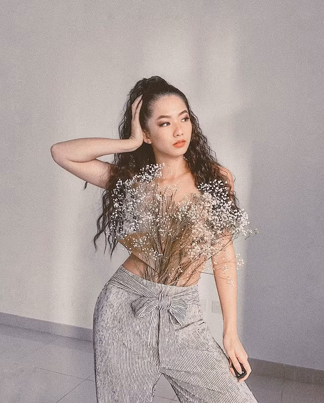 Huyền Trang chia sẻ: "Tính đến giờ mình đã chinh phục hết 7 kì quan thiên nhiên thế giới, đi được 76 nước (sẽ hơn nếu như hộ chiếu mình không cần quá nhiều visa khi đi du lịch)... Trong đó hơn một nửa là với Emirates, phần còn lại là mình tự đi. Với mình, đi du lịch kết hợp với làm việc là không thể đủ, những nơi mình muốn đến còn quá nhiều nên phải tranh thủ mọi lúc mọi nơi".