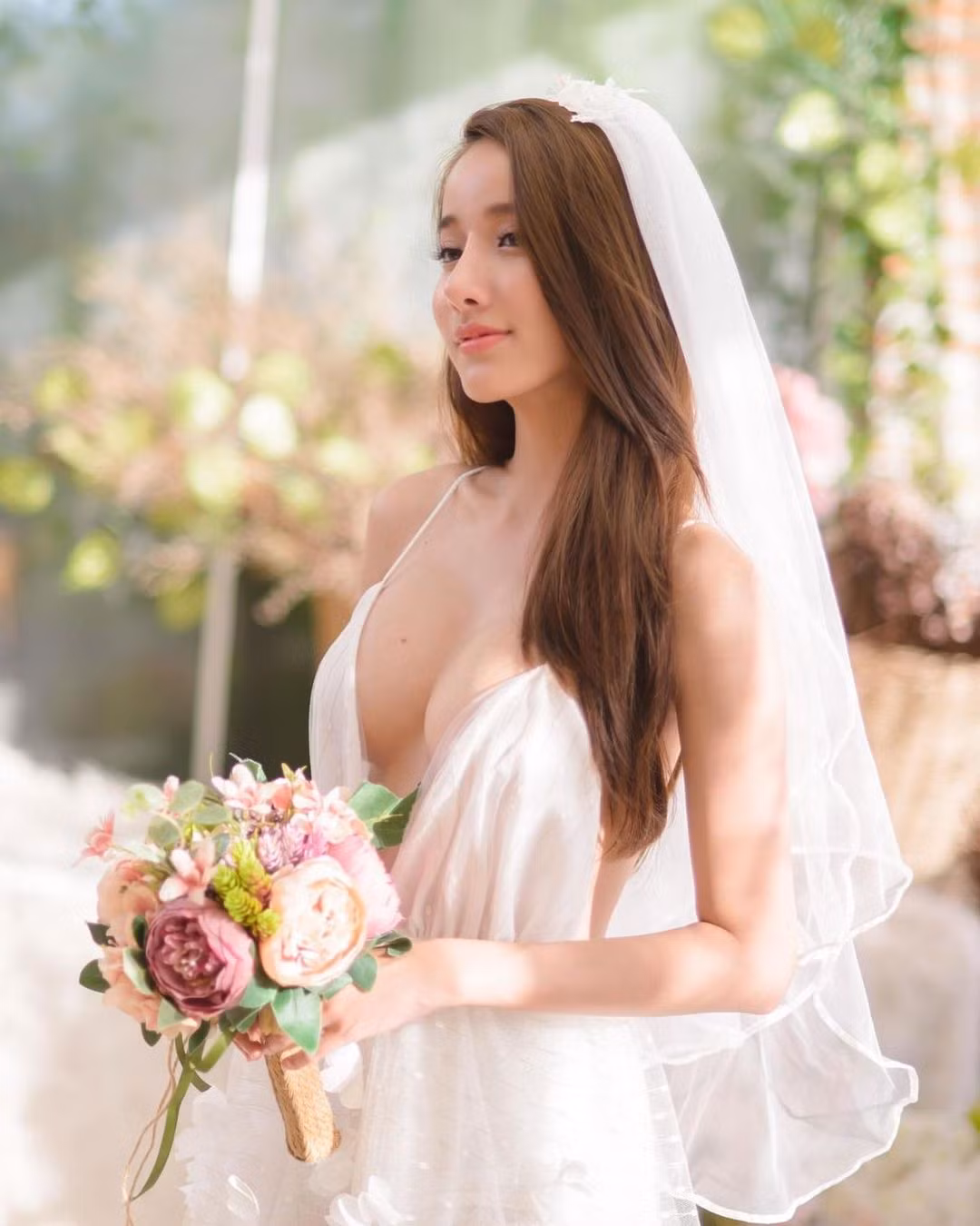 Pichana Yoosuk được gọi với cái tên thân mật là Mook, sinh năm 1997 tại Bangkok, Thái Lan. Cô được mệnh danh là "thiên thần nội y" và "nữ thần gợi cảm" của xứ sở chùa Vàng.