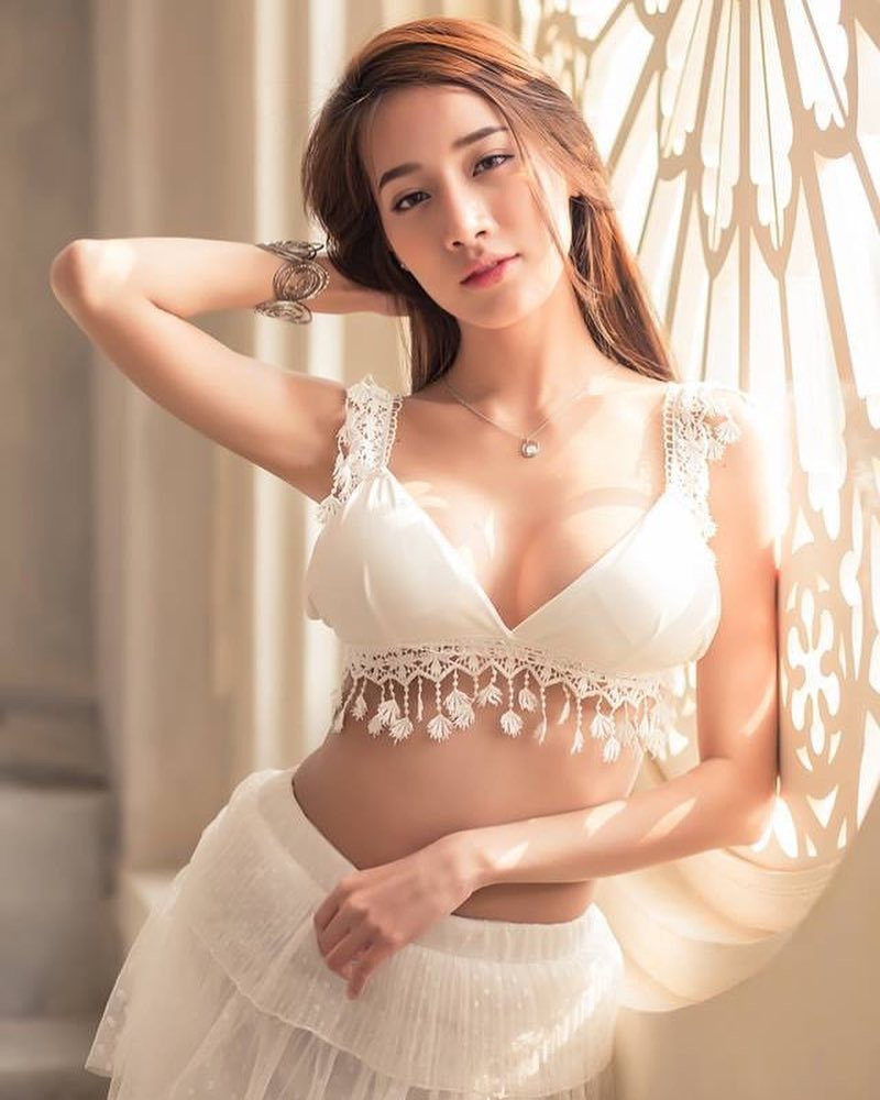 Hiện tại, trên Instagram "nữ thần gợi cảm" thu về hơn 1,2 triệu người theo dõi và Facebook là gần 400 nghìn người hâm mộ.