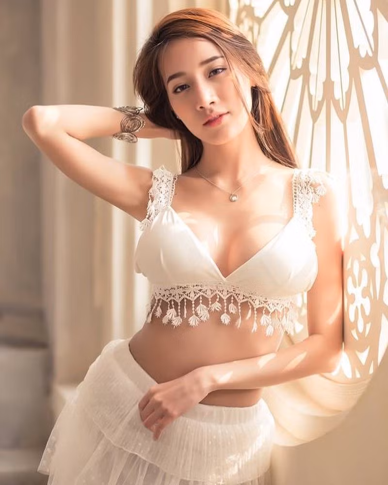 Hiện tại, trên Instagram "nữ thần gợi cảm" thu về hơn 1,2 triệu người theo dõi và Facebook là gần 400 nghìn người hâm mộ.