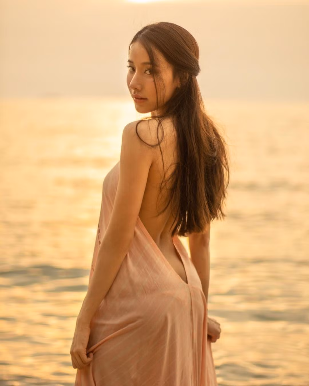 Thoạt nhìn, nhiều người cho rằng "thiên thần nội y" là cô gái trong sáng, đáng yêu nhưng khi nhìn bức ảnh toàn thân thì ai nấy đều phải "câm nín" bởi thân hình quá đỗi quyến rũ của cô nàng.